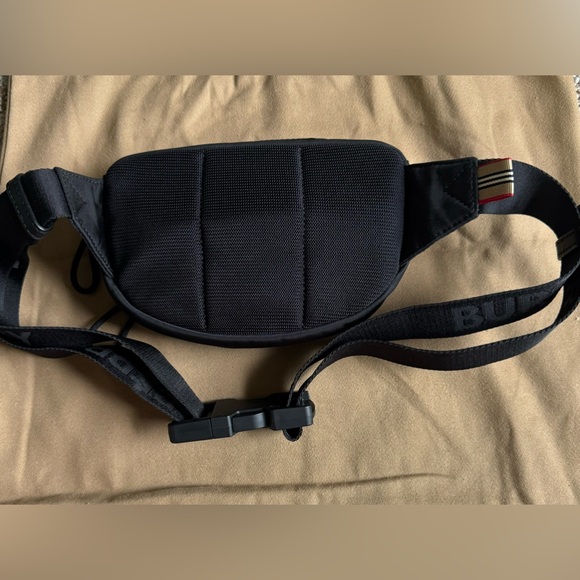 BURBERRY belt bag. Unisex cannon crossbody belt bag - Picture 3 of 6